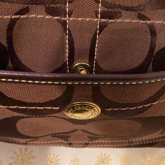 Beautiful Coach shoulder Bag 
EXCELLENT CONDITION 
🤎🤎
Perfect size for everyday - Picture 8 of 8